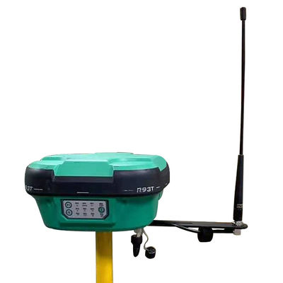 هوائي صغير لوضع الراديو المدمج في نظام تحديد المواقع العالمي (GPS) RTK، اتجاه الهوائي موجه إلى الأعلى لزيادة مسافة الإرسال